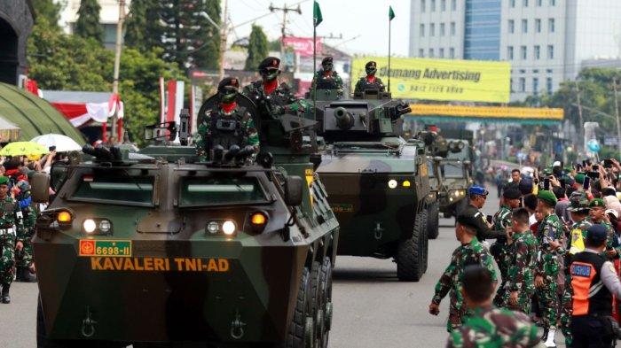 Defile Pasukan dan Alutsista TNI melintasi podium kehormatan, Makodam Sriwijaya, Jalan Jenderal Sudirman, dalam rangka memperingati HUT ke-79 TNI, Sabtu (5/10/2024). Acara ini jadi tontonan gratis warga kota Palembang
