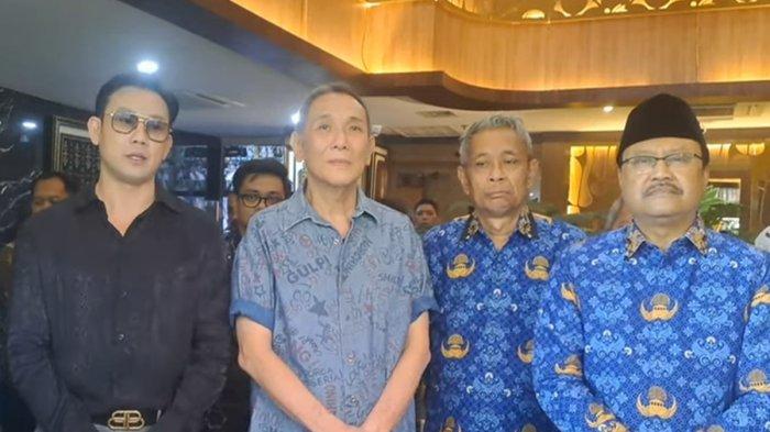 Denny Sumargo bersama Pratiwi Noviyanthi memenuhi undangan Kementerian Sosial (Kemensos) untuk membahas donasi Agus Salim, Jumat (29/11/2024).