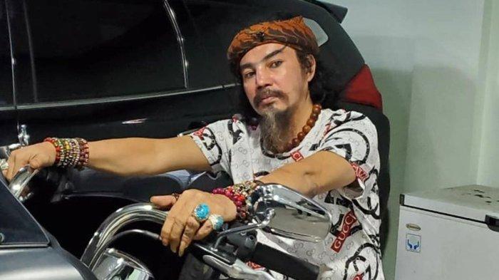 Deretan atraksi sulap Limbad yang menuai kontroversi karena dianggap berujung maut, mulai dari Aksi Gantung Diri 17 jam di Lombok, hingga terbakar