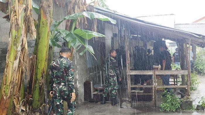 Tim gabungan mengamankan rumah yang sempat dijadikan tempat persembunyian disertir Sertu Hendri di Kecamatan Tanjungpandan, Kabupaten Belitung, pada Selasa (14/1/2025). Desertir TNI AD Sertu Hendri (DPO) kasus sejumlah kejahatan sempat menitipkan pesan sebelum dikepung anggota TNI dan Brimob. Minta jenazahnya diurus