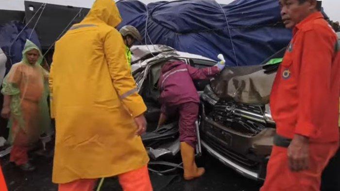 Petugas berjibaku evakuasi korban kecelakaan melibatkan belasan kendaraan terjadi karena truk pengangkut kardus terguling di KM92, Tol Cipularang, Jawa Barat Senin (11/11/2024)