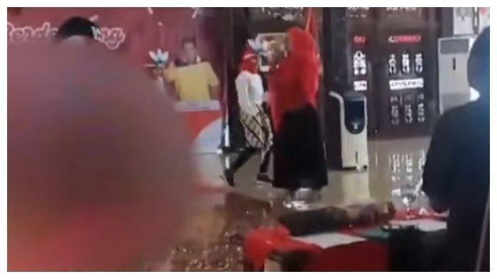 Detik-detik seorang ASN (Aparatur Sipil Negara) meninggal dunia saat lomba menyanyi di panggung. Sempat dianggap bahwa Sobari hanya bercanda