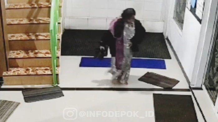 Detik-detik wanita di Depok melahirkan bayi di mushala.