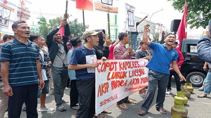 Puluhan masyarakat Desa Suka Raya Kecamatan STL Ulu Terawas, Kabupaten Musi Rawas (Mura) Sumsel melakukan aksi demo di Polres Lubuklinggau, Rabu (9/8/2023).