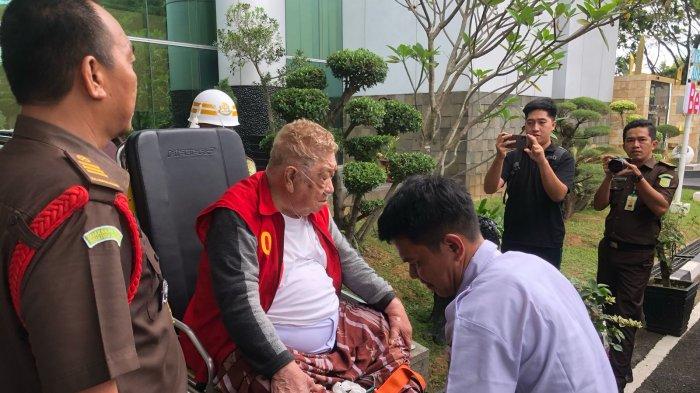 DITAHAN - Direktur PT SMB, Kemas Haji Halim Ali alias HA saat datang ke Kejati Sumsel. Haji Alim resmi ditahan usai jadi tersangka korupsi pengadaan tanah tol Betung-Tempino, Senin (10/3/2025).
