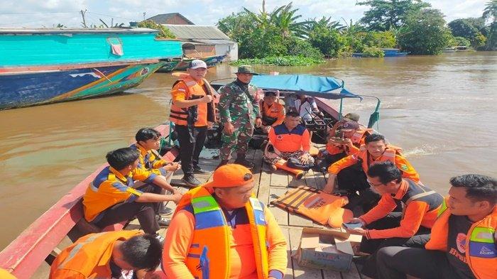 Tim SAR melakukan pencarian terhadap korban perahu getek yang terbalik di Perairan Sungai Musi tepatnya di Desa Sejagung Kecamatan Rantaj Banyur Banyuasin, Minggu (19/2/2024).