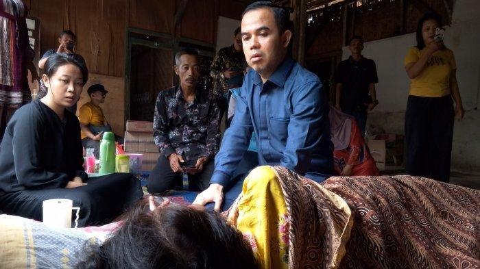 (kiri) Anggota DPRD Banten, Dede Rohana sambangi kediaman keluarga Rouf. Dua anak Rouf di bawah umur kini putus sekolah SD. Sementara sang ayah diamankan di Polres Purwakarta usai picu kecelakaan beruntun di Tol Cipularang
