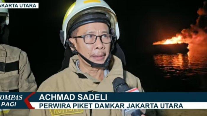 KAPAL TERBAKAR DI DERMAGA - Perwira Piket Damkar Jakarta Utara, Achmad Sadeli saat proses evakuasi dua unit kapal usai kebakaran hebat saat sedang mengisi BBM di Dermaga Marina Ancol, Pademangan, Jakarta Utara, Sabtu (8/2/2025) malam.