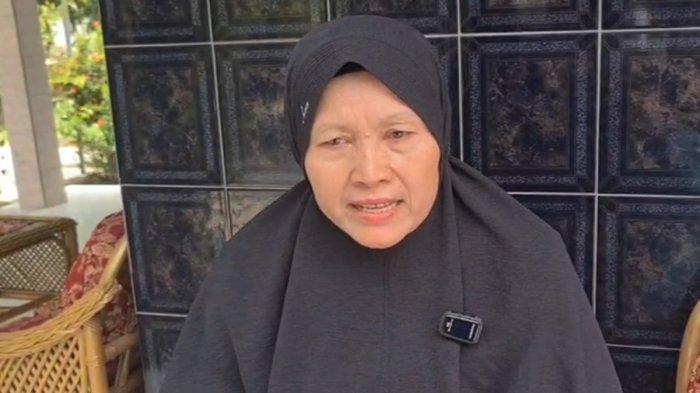 KAKAK AKP LUSIYANTO UNGKAP FIRASAT ADIK SEBELUM TERTEMBAK- Duka keluarga AKP Anumerta (Anm) Lusiyanto, Kapolsek Negara Batin yang tewas saat penggerabekan sabung ayam di Way Kanan, Lampung sangat kehilangan sosok adik saat ditemui di di rumah duka terletak di Desa Sumber Harjo, Kecamatan Buay Madang Timur, Kabupaten OKU Timur, Selasa (18/3/2025).