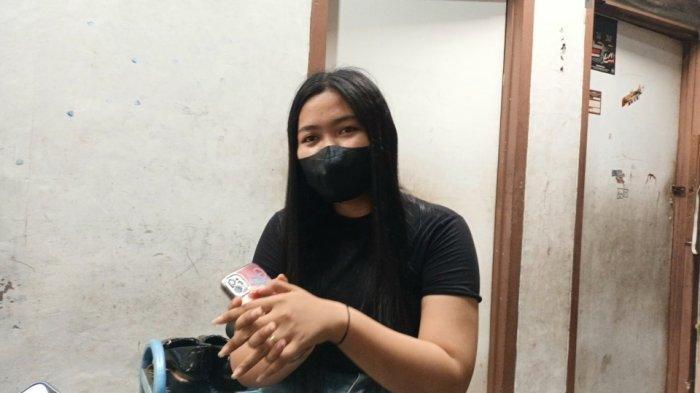 Dwi Ayu Darmawati(19) wanita asal Cakung, Jakarta Timur menjadi korban penganiayaan oleh anak bos tempatnya bekerja. Disebut miskin dan dilempar kursi