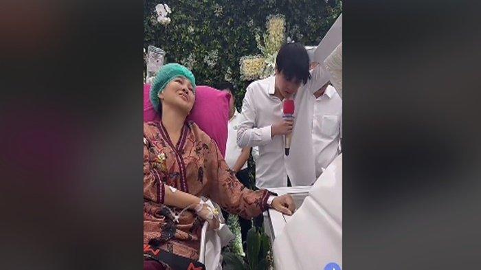 Edbert Laos terisak tangis setelah melihat jenazah ayahnya terbujur kaku di dalam peti di Rumah Duka Sentosa RSPAD Gatot Subroto Jakarta pada Senin (14/10/2024) malam.