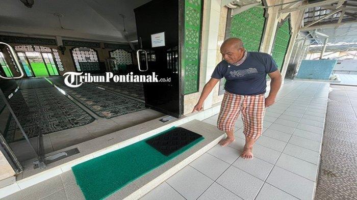 BALITA TEWAS - Eden (60) Marbot Masjid Husnul Khotimah ketika memperlihatkan karpet dan keset kaki pintu samping masjid. Bayi jenis kelamin laki-laki laki ditemukan warga sekitar diletakkan di atas karpet masjid itu, Jumat 13 Juni 2025.