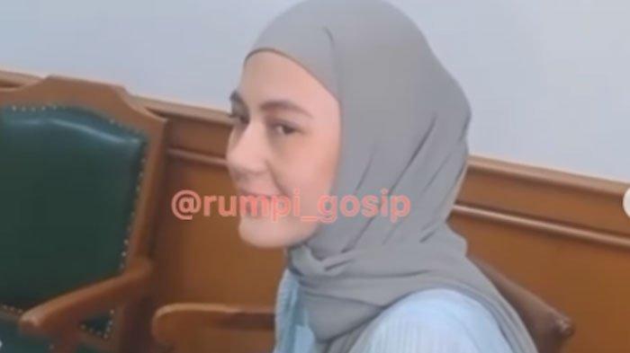 Ekspresi Paula Verhoeven Hadir Sidang Cerai Perdana Baim Wong, Sorot Mata Simpan Luka Sedih Mendalam