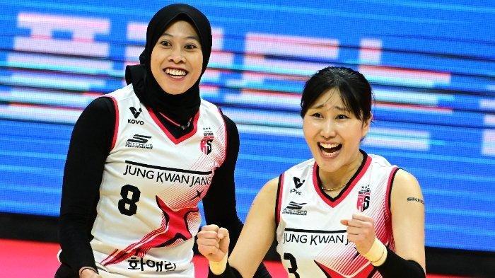 Ekspresi semringah Megawati Hangestri dengan kapten Red Sparks, Yeum Hye-seon saat melawan Ai Peppers.