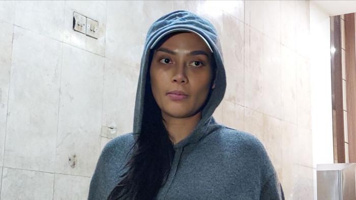 ERIKA CARLINA LAPOR POLISI - Erika Carlina melaporkan DJ Panda ke Polda Metro Jaya, Kamis (24/7/2025). Laporan tersebut berkait ancaman dari penghuni grup fanbase DJ Panda yang dialamatkan kepadanya. Erika Carlina saat memberikan keterangan kepada penyidik Polda Metro Jaya terkait laporan dugaan ancaman dan penyebaran data pribadinya oleh DJ Panda, Kamis (24/7/2025).