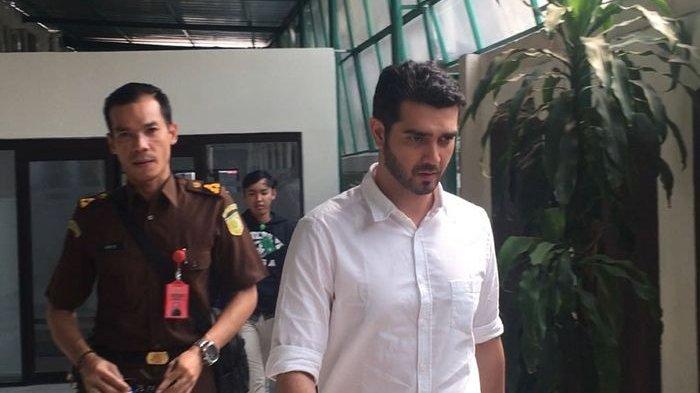 DTIANGKAP NARKOBA : Aktor Fachri Albar kembali tersangkut kasus narkoba setelah ditangkap Polres Jakarta Barat, Minggu (20/4/2025)