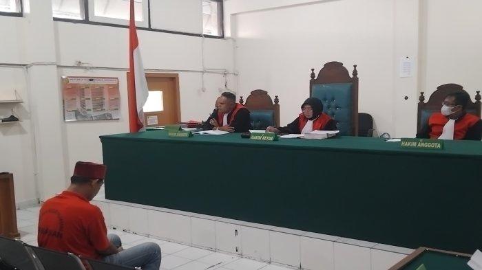 TERTUNDUK - Fadila alias Datuk terdakwa kasus penganiayaan dokter koas mendengar tuntutan pidana penjara yang dibacakan oleh Jaksa penuntut umum (JPU) saat sidang di Pengadilan Negeri Palembang, Selasa (29/4/2025). Datuk dituntut 4 tahun penjara dengan jeratan pasal 351 KUHP tentang penganiayaan.