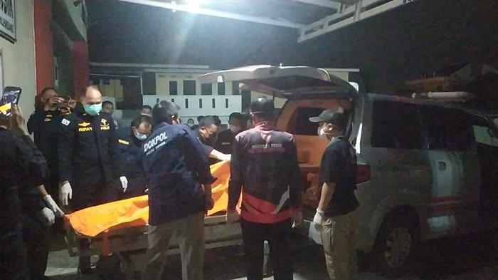 Jenazah empat orang anggota keluarga yang ditemukan sudah tidak bernyawa di Desa Lumpatan, Kabupaten Muba, menjalani pemeriksaan di RS Bhayangkara Moh Hasan Palembang, Rabu (20/12/2023) malam.