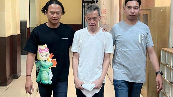 FARIZ RM DITANGKAP NARKOBA. Potret Fariz RM tampak tertunduk lesu mengenakan kaos berwarnah putih sambil memegang handuk kecil saat digiring Satresnarkoba Polres Metro Jakarta Selatan, Rabu (19/2/2024).