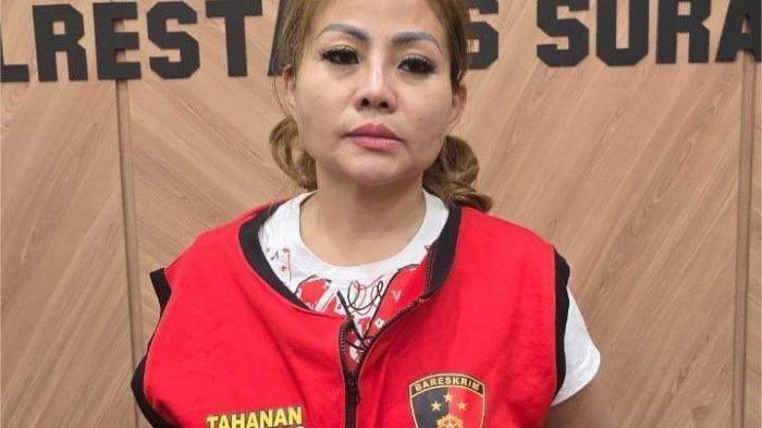 JAN HWA DIANA JADI TERSANGKA - Foto Jan Hwa Diana mengenakan rompi tahanan Jatanras Polrestabes Surabaya. Owner Sentoso Seal itu diduga ditahan atas laporan pengerusakan mobil. Begini kronologi kasus hingga jadi tersangka.