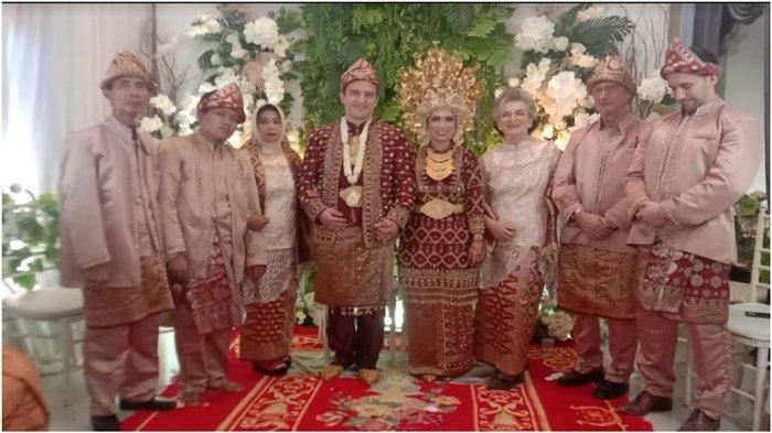Foto bersama keluarga usai pria Jerman nikahi gadis Ogan Baturaja, Jumat (20/10/2023). Simon Schiffmann bule Jerman manajer IT menikahi Evi Lesvita gadis Ogan Baturaja seorang lulusa kebidanan kerja di Hamburg.