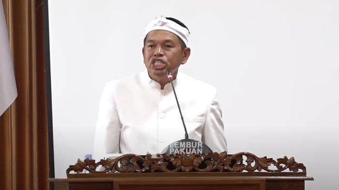 KEBIJAKAN DEDI MULYADI- Tangkapan Gubernur Jawa Barat Dedi Mulyadi saat berpidato dalam unggahan channel Youtube Lembur Pakuan, Rabu (16/4/2025). Gubernur Dedi Mulyadi membuat kebijakan baru untuk menangani masalah remaja-remaja nakal di Jawa Barat agar dijebloskan ke komplek militer