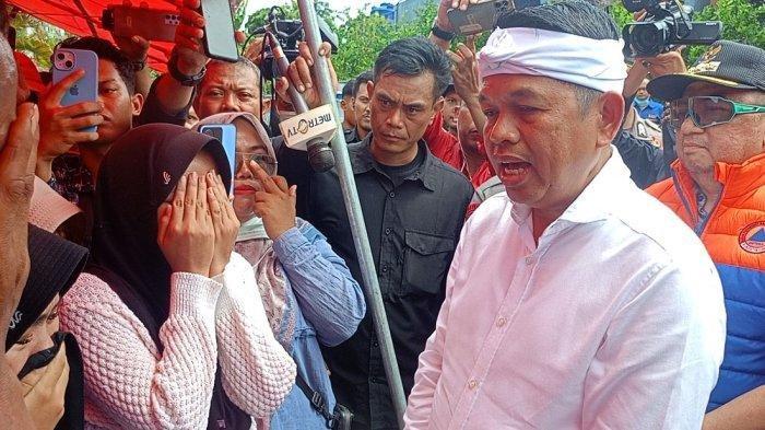 ANAK KORBAN MENANGIS - Gubernur Jabar Dedi Mulyadi ketika menemui keluarga yang tewas saat pemusnahan amunisi kadaluwarsa di RSUD Pameungpeuk, Kabupaten Garut, Selasa (13/5/2025).
Kang Dedi menegaskan biaya pendidikan anaknya bakal ditanggung Gubernur Jabar.