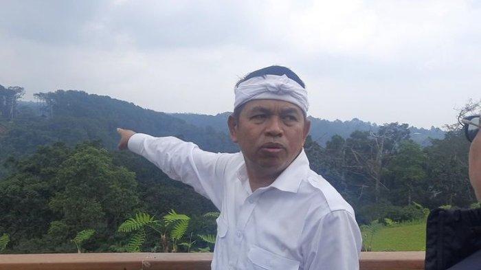 DISEGEL : Gubernur Jawa Barat Dedi Mulyadi tak kuasa menahan tangis ketika melihat alih guna lahan di kawasan Puncak Bogor, Jawa Barat. Alih guna lahan ini menjadi pemicu banjir berulang di kawasan berhawa dingin tersebut.