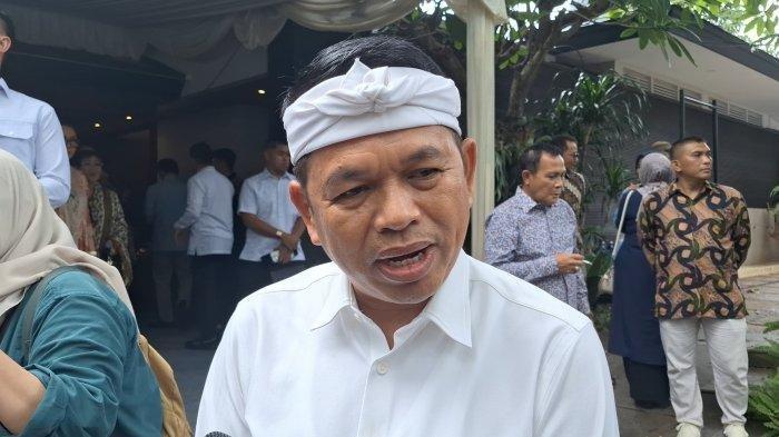 DEDI MULYADI DITANTANG DISKUSI - Gubernur Jawa Barat (Jabar), Dedi Mulyadi, saat ditemui seusai acara open house di kediaman Ketua MPR RI, Ahmad Muzani di kompleks Widya Chandra, Jakarta Selatan, Rabu (2/4/2025). Gubernur Jabar Dedi Mulyadi memberikan jawaban terkait tantangan diskusi soal premanisme yang diajukan oleh Ketua GRIB Jaya Jabar, Gabryel Alexander.