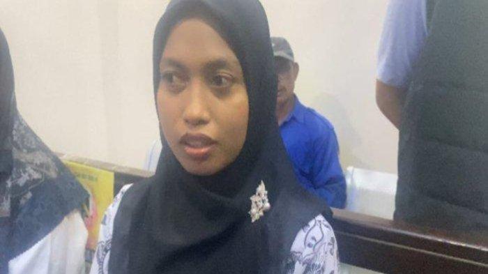 Guru honorer Supriyani ditemui usai jalani sidang di Pengadilan Negeri atau PN Andoolo, Konawe Selatan, Sulawesi Tenggara (Sultra), Senin (28/10/2024).