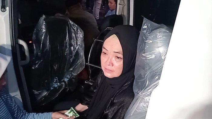 DUKA IBUNDA GUSTIWIW- (kanan) Sri Yulianti ibu dari almarhum Gusti Irawan Wibowo atau yang dikenal dengan nama Gustiwiw, mengungkap kronologi kepergian anaknya. Gusti Irwan Wibowo alias Gustiwiw, sempat pamit ingin pulang hari Minggu ke sang ibunda, jadi percakapan terakhir dengan sang anak sebelum meninggal