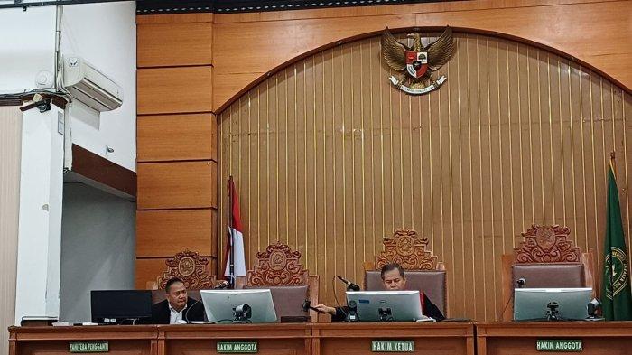 Hakim tunggal Pengadilan Negeri Jakarta Selatan, Afrizal Hadi dalam sidang Pembacaan putusan permohonan praperadilan yang diajukan Gubernur Kalimantan Selatan Sahbirin Noor melawan KPK, Selasa (12/11/2024).