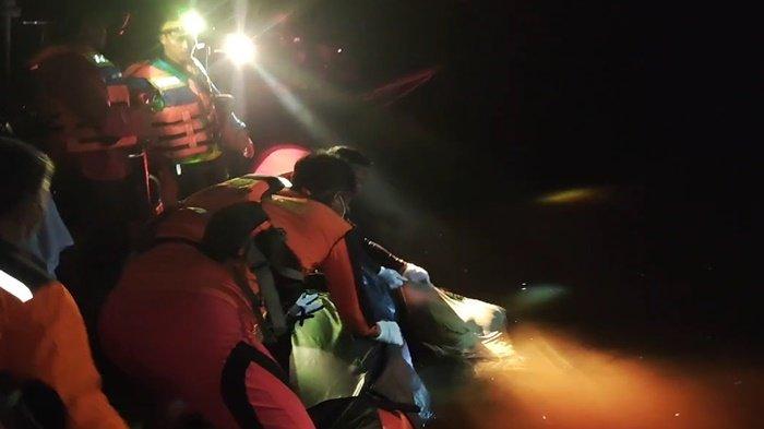 Basarnas mengevakuasi jasad Sugiarto korban perahu getek terbalik di Muara Sugihan Banyuasin, Selasa (27/2/2024) dini hari.
