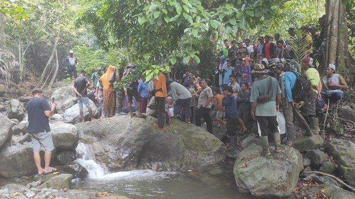 Warga bersama petugas saat melakukan pencarian terhadap Gilang Noprianto (5) yang sudah 2 hari lebih menghilang, Kamis (2/11/2023)