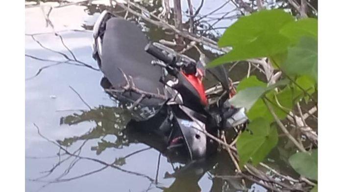 MAYAT - Motor yang Ditemukan Saat Penemuan Mayat di Wukirsari Musi Rawas pada Rabu (15/4/2025).
