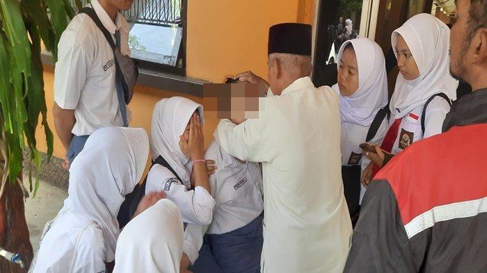 Puluhan siswi SMAN 2 Palembang disebut mengalami kesurupan massal, Senin (23/10/2023)