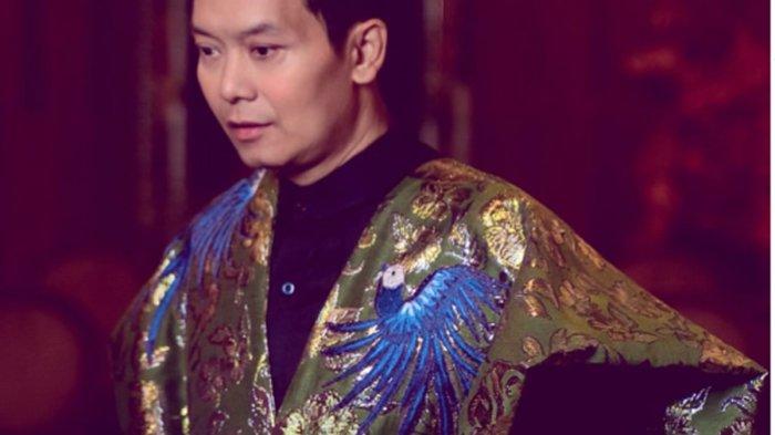DESAINER MENINGGAL DUNIA - Hengki Kawilarang meninggal dunia. Ivan Gunawan kenang perjuangan bersama.
