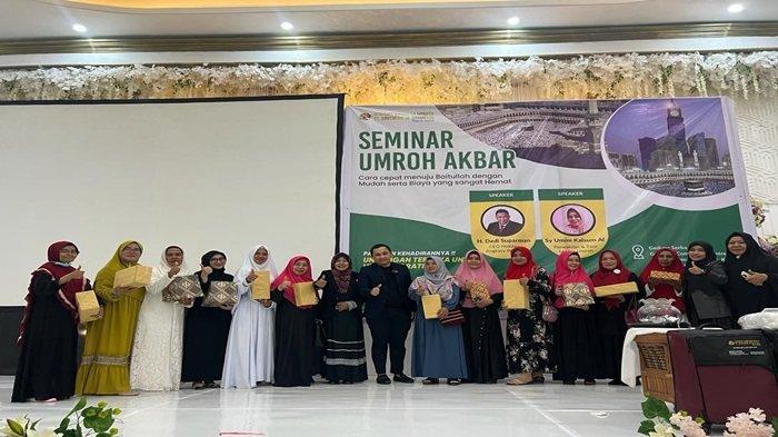 Salah satu perwakilan dari Holiday Angkasa Wisata yaitu Umi Kalsum dan team mengadakan Seminar Umrah Akbar,