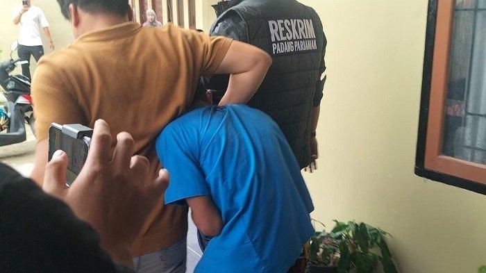 IS tersangka pembunuh Nia Kurnia Sari (18) diboyong anggota kepolisian di Mapolres Padang Pariaman, Jumat (20/9/2024).