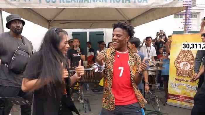 IShowSpeed terlihat memainkan alat musik angklung di Kota Tua, Jakarta yang membuat masyarakat berteriak.