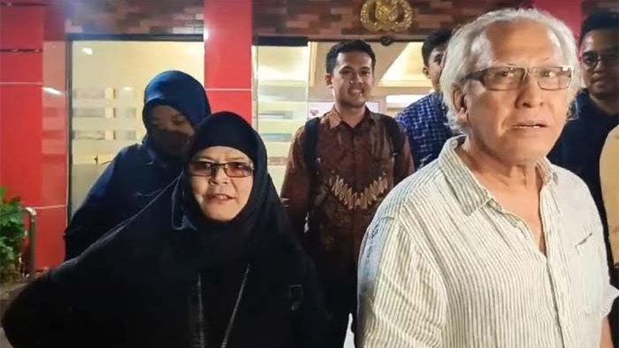 IWAN FALS DIPERIKSA - Iwan Fals (tengah) ditemani sang istri, Rosana Listanto (kiri) dan kuasa hukumnya, Adhika (kanan) ketika ditemui di Polres Metro Jakarta Selatan, Senin (3/2/2025) malam.