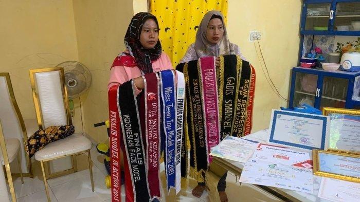 KASUS BRIGADIR NURHADI - Ibu Misri Puspita Sari, Lita Krisna (kanan), dan tante Misri, Neni, berfoto setelah wawancara dengan Tribun Jambi, Sabtu (13/7/2025) sore. Mereka menuturkan soal kasus yang menimpa anaknya.