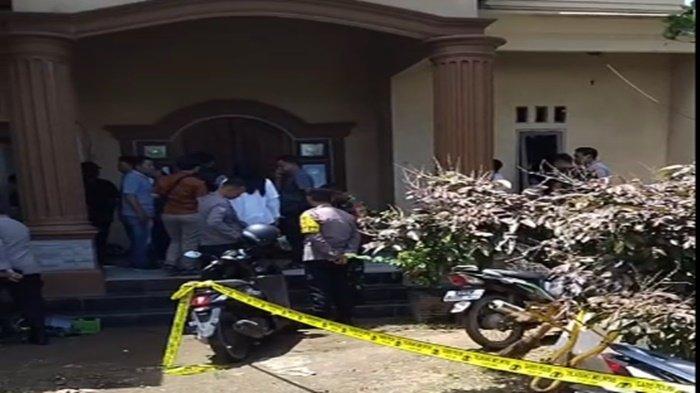 Ibu dan seorang anak perempuannya ditemukan tewas di rumahnya di Macan Lindungan Palembang, Senin (15/4/2024).