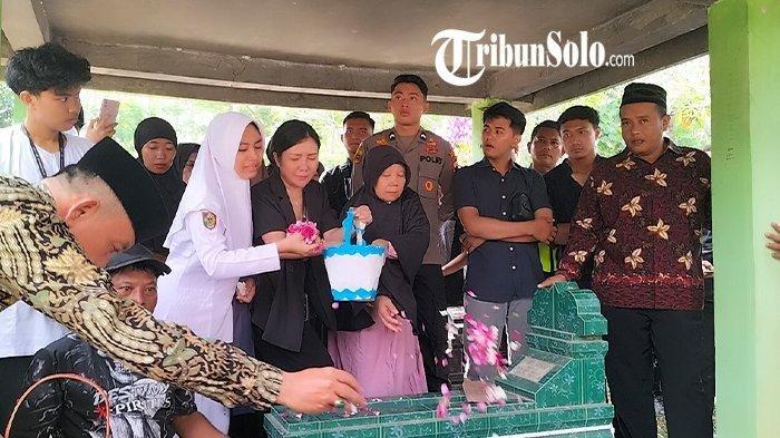 Ibunda Bripda Rio Risna Saputra (23 sempat bersuara lirih hingga jatuh pingsan ketika melihat peti jenazah tempat anaknya terbaring akan dibawa menuju pemakaman.