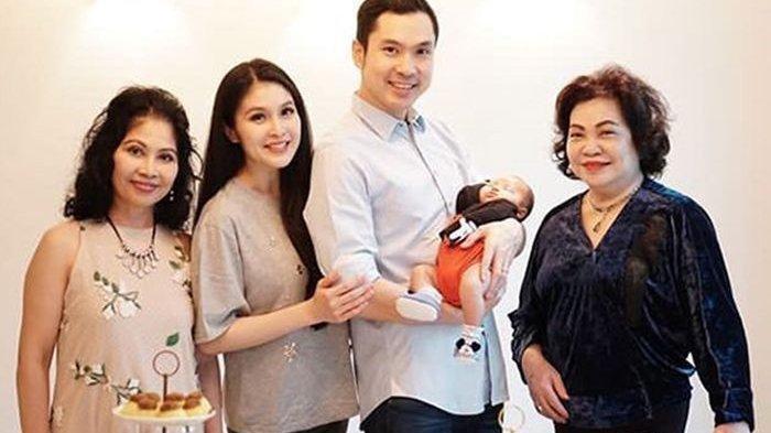 Ibunda Sandra Dewi (kiri) mertua Sandra Dewi (kanan).