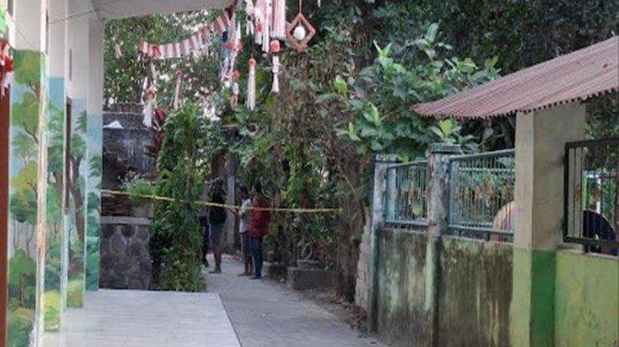 Tempat kejadian perkara (TKP) dugaan pembunuhan dua anak oleh ibunya di Manisrenggo Kota Kediri dipasang garis polisi, Rabu (3/9/2024), pelaku dikenal pemarah.