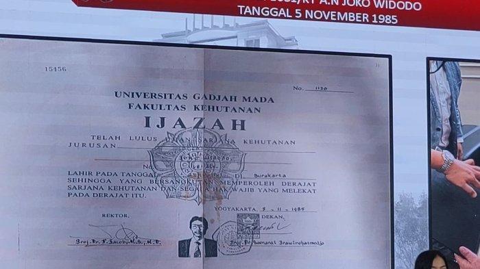 POTRET IJAZAH : Foto ijazah S1 Fakultas Kehutanan Universitas Gadjah Mada (UGM) milik Presiden ke-7 RI, Joko Widodo (Jokowi) yang ditampilkan dalam layar saat konferensi pers Bareskrim Polri, Jakarta, Kamis (22/5/2025).