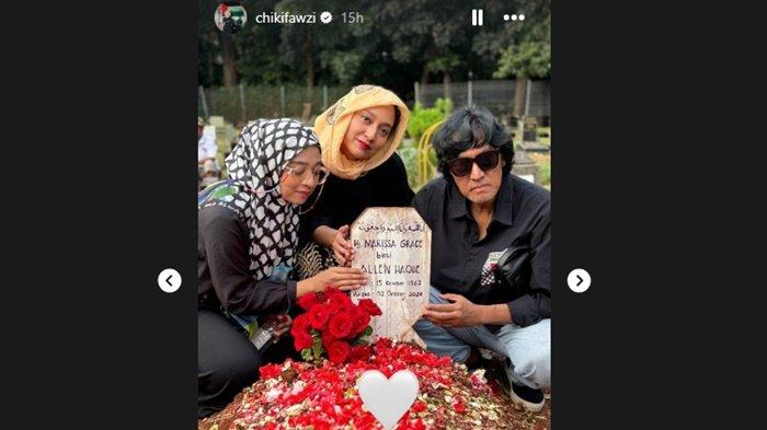 Ikang Fawzi mengajak kedua putrinya, Isabella dan Chiki berziarah ke makam Marissa Haque di TPU tanah kusir, pada Sabtu, (5/10/2024).