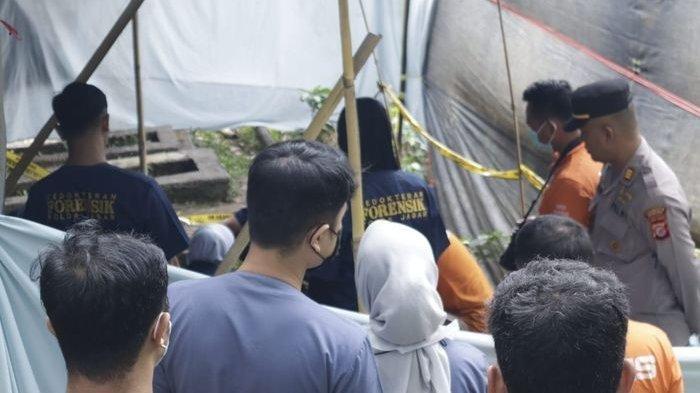 Inafis Polresta Bandung membongkar kuburan perempuan berinisial INS (24) di Kampung Ciburial, Kecamatan Pacet, Kabupaten Bandung, Jumat (2/8/2024). INS diduga menjadi korban pembunuhan.