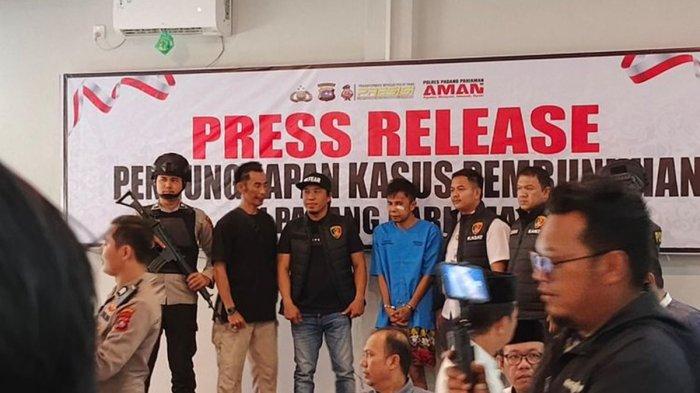 IS (baju biru) tersangka gadis penjual gorengan ditampilkan dalam jumpa pers di Mapolres Padang Pariaman, Jumat (20/9/2024), ternyata sempat curhat ke teman usai bunuh gadis penjual gorengan.